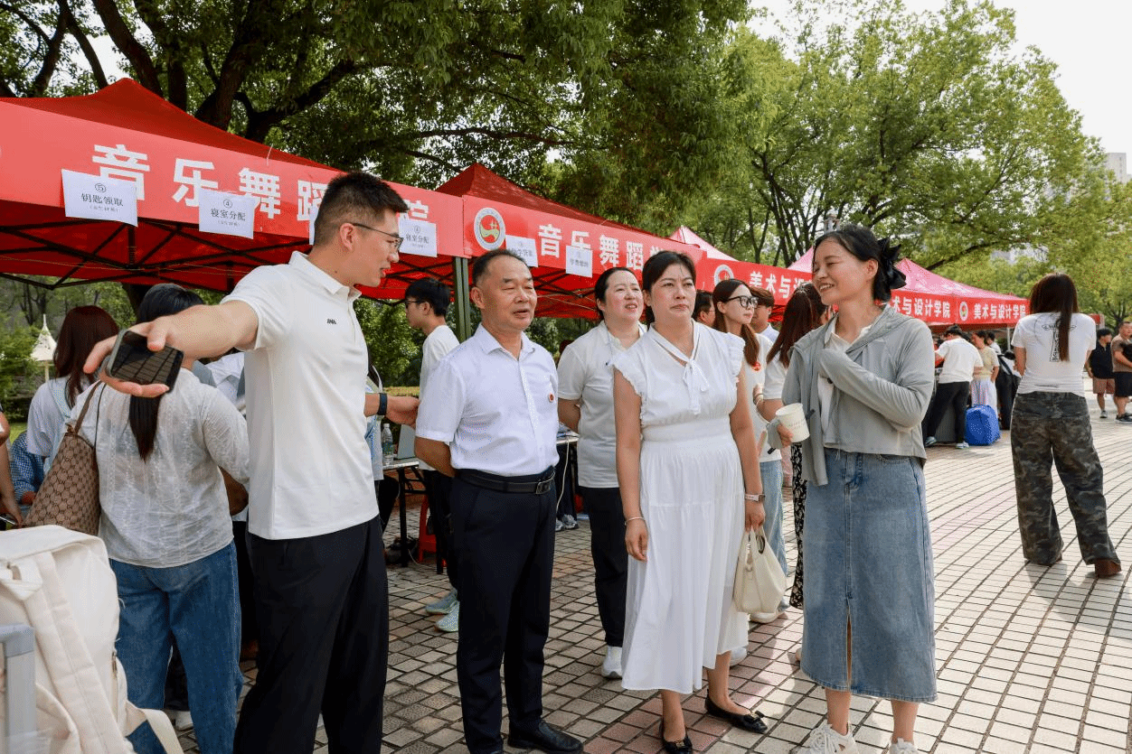 校领导检查指导迎新工作